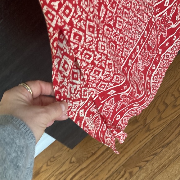 Red Ikat Like Print on Cream Background Dress V Front/Back Loose Fit Floral Med - Picture 7 of 10